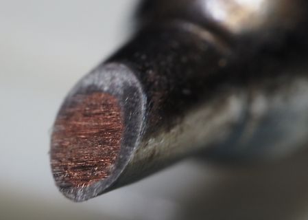 Nahaufnahme einer abgebrochenen Kupferleitung oder eines Drahtes