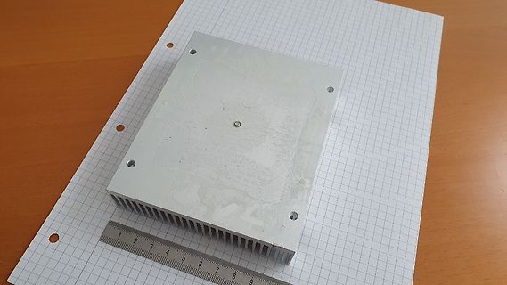Weißes Gehäuse mit Kühlrippen auf Millimeterpapier