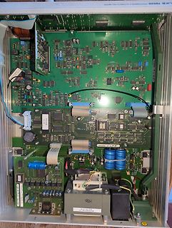 Innenansicht eines elektronischen Geräts mit Leiterplatten und Transformator