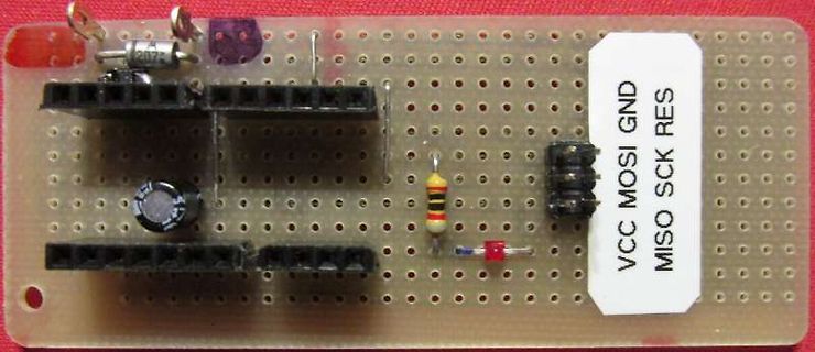 Lochrasterplatine mit elektronischen Bauteilen und Beschriftung