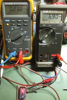 Zwei Multimeter und eine kleine Platine mit Messspitzen