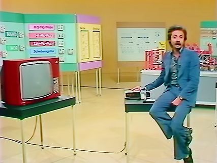 Mann vor Retro-Elektronik und Fernseher