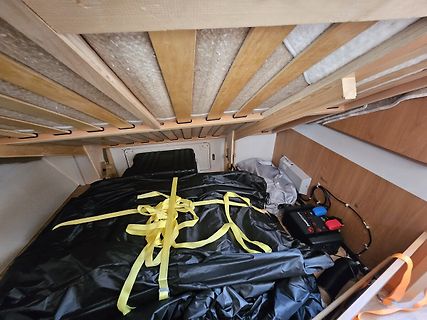 Lagerraum oder Stauraum unter einer Holzkonstruktion