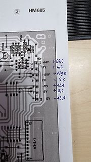 Foto eines Leiterplatten-Layouts mit handschriftlichen Messwerten