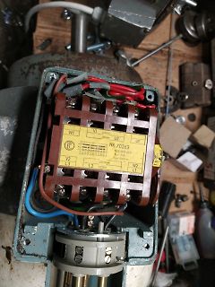 Offene elektrische Anschlussklemme in einer Werkstatt