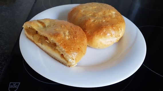 Zwei Gebäckstücke auf einem weißen Teller