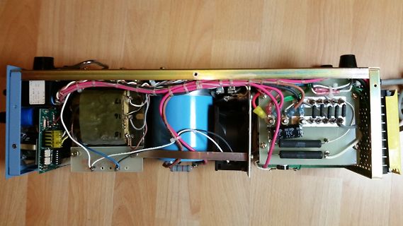 Innenansicht eines elektronischen Geräts mit Transformator und Kondensatoren