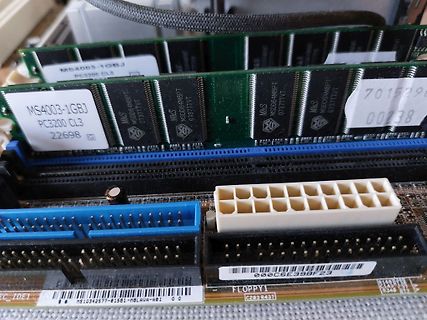 RAM-Module auf einem Mainboard