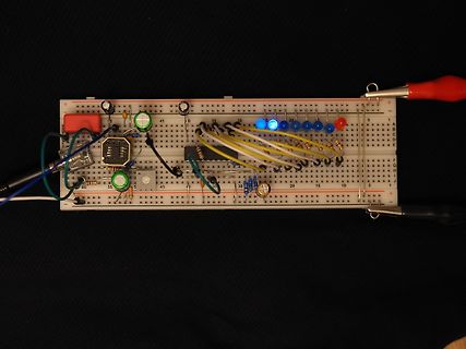 Aufbau auf einem Breadboard mit LEDs und IC