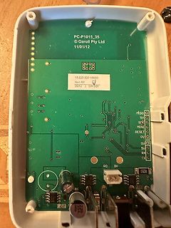 Geöffnete Elektronik mit grüner Leiterplatte