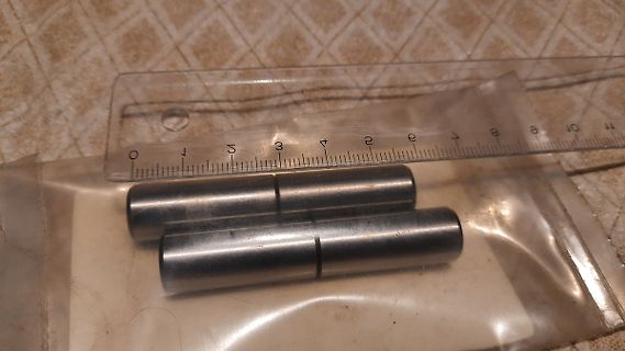 Zwei Metallzylinder mit Lineal in Plastiktüte