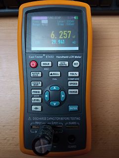 Handheld LCR-Meter mit Messwert eines Kondensators