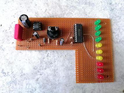 Selbstgebaute Lochrasterplatine mit LEDs und IC