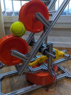 Mechanischer Aufbau mit Aluminiumprofilen, Rädern und Tennisball