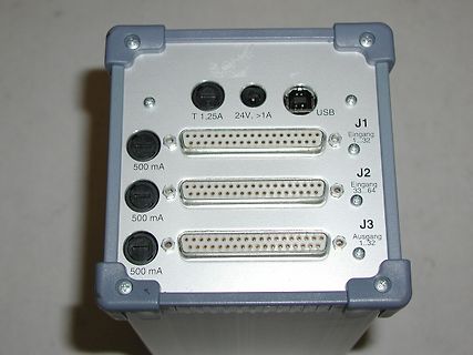 Rückseite eines elektronischen Geräts mit Anschlüssen