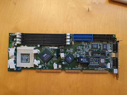 Motherboard mit CPU-Sockel und RAM-Slots