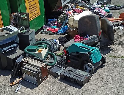 Haufen aus Elektroschrott und Altkleidern