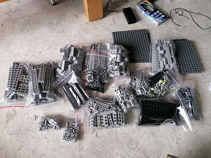 Verschiedene graue LEGO Technic Bauteile in Plastiktüten