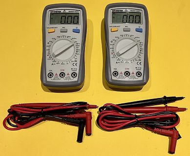 Zwei digitale Multimeter mit Messleitungen