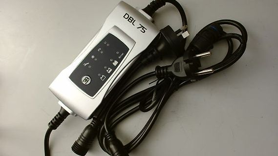 Elektronikgerät mit Kabeln
