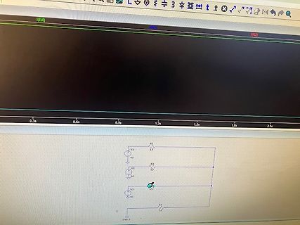 Abfotografierter Bildschirm einer Simulationssoftware mit Schaltplan und Oszilloskop-Ansicht