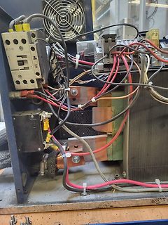 Verkabelung eines industriellen Schaltgeräts und Transformators