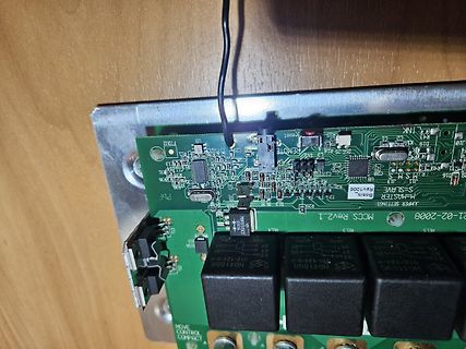 Nahaufnahme einer Leiterplatte mit Relais und Mikrocontroller