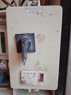 Hauptsicherung mit Schalter und Typenschild