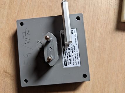 AVM FRITZ!Repeater 1200 auf Holzuntergrund