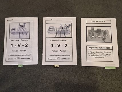 Drei Ausdrucke von Elektronik-Bausätzen