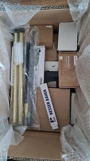 Inhalt eines Pakets mit Elektronikkomponenten und Kartons
