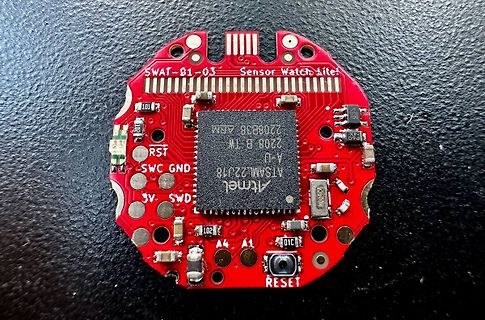 Rote Leiterplatte eines Sensor Watch Lite