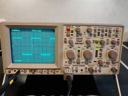 Hameg HM1507 Oszilloskop mit Rechtecksignal