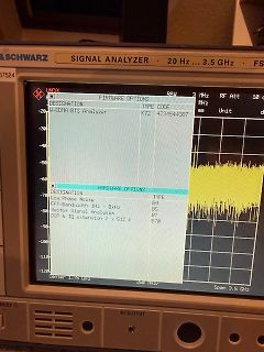 Abfotografierter Signalanalysator mit Displayanzeige