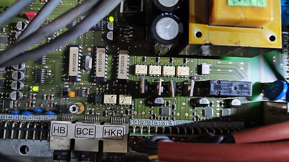 Detailaufnahme einer bestückten Leiterplatte mit elektronischen Bauteilen