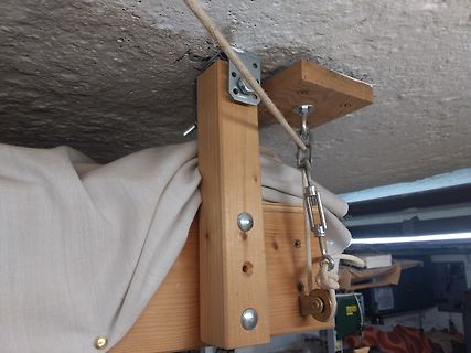 Holzkonstruktion mit Seilzug und Stoffbespannung