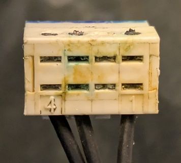 Elektrischer Steckverbinder mit Kabeln