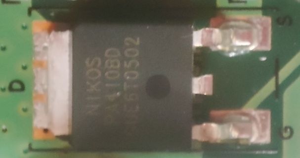 Nahaufnahme eines SMD-Bauteils auf einer Leiterplatte
