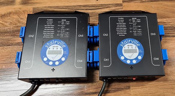 Zwei digitale DMX-Steuergeräte auf Holzuntergrund