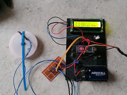 Elektronischer Aufbau mit LCD-Display und Mikrocontroller