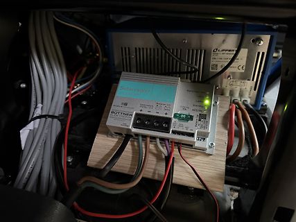 Solarregler und Liptpert Ladegerät in Fahrzeugverkabelung