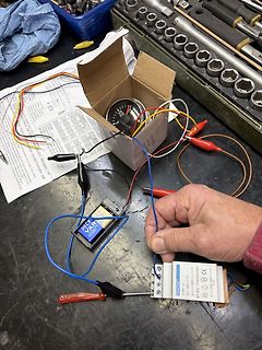Elektronik-Aufbau mit Netzteil, Messgerät und Kabeln