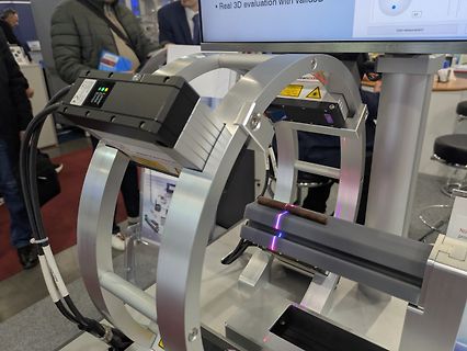 3D-Messgerät mit Laserlinie auf einem Bauteil