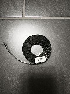 Aufgerollte Elektrolytkondensatoren auf Fliesenboden