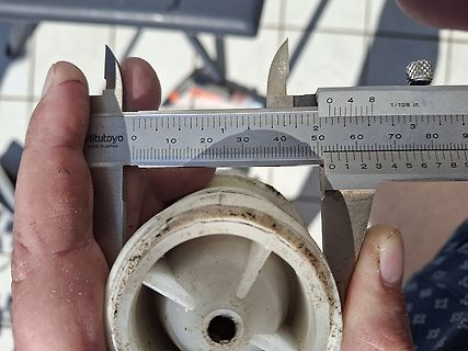 Messung eines Bauteils mit einem Messschieber