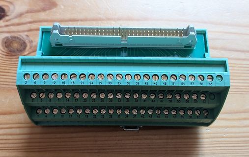 Grüner Anschlussblock mit Pin-Nummern