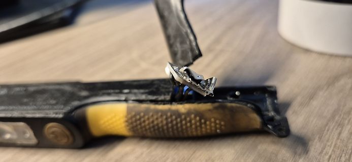 Defektes Flachbandkabel an Gehäusekomponente
