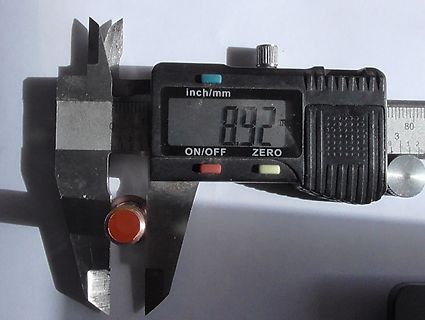 Digitaler Messschieber misst ein Bauteil