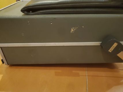 Nahaufnahme eines grauen Gehäuses mit Aufkleber