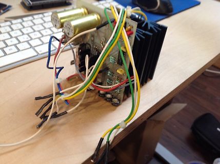 Leiterplatte mit Elektrolytkondensatoren und Kühlkörper